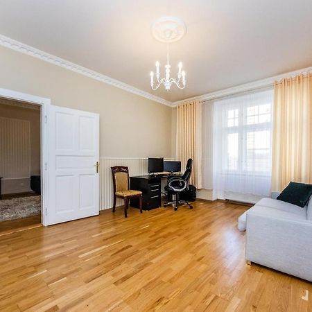 Prostorny Tripokojovy Apartman U Nabrezi Vltavy Apartment Prague Luaran gambar