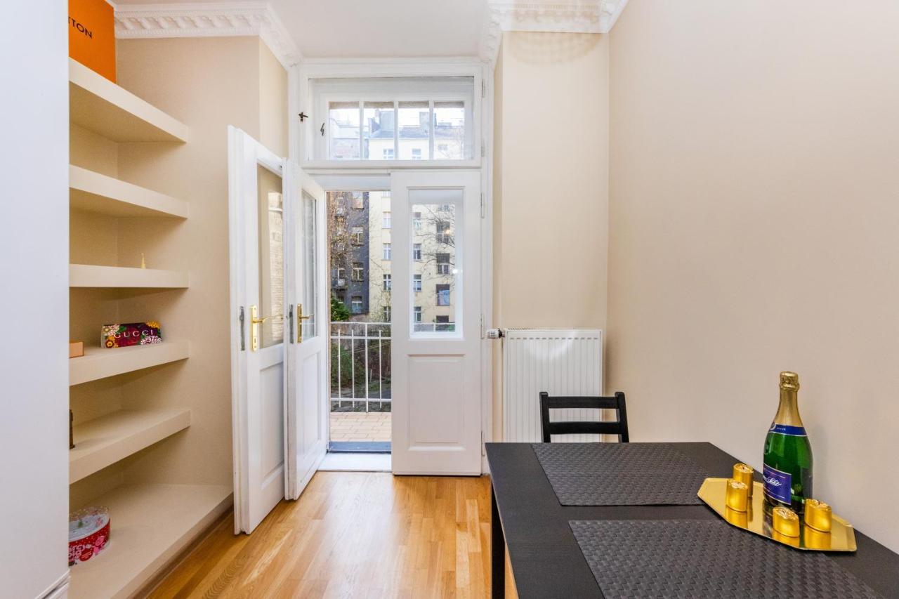 Prostorny Tripokojovy Apartman U Nabrezi Vltavy Apartment Prague Luaran gambar