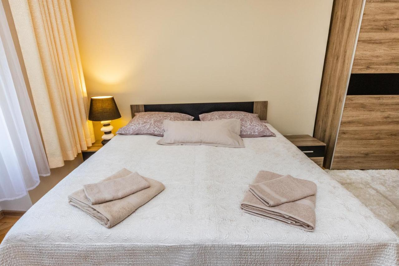 Prostorny Tripokojovy Apartman U Nabrezi Vltavy Apartment Prague Luaran gambar