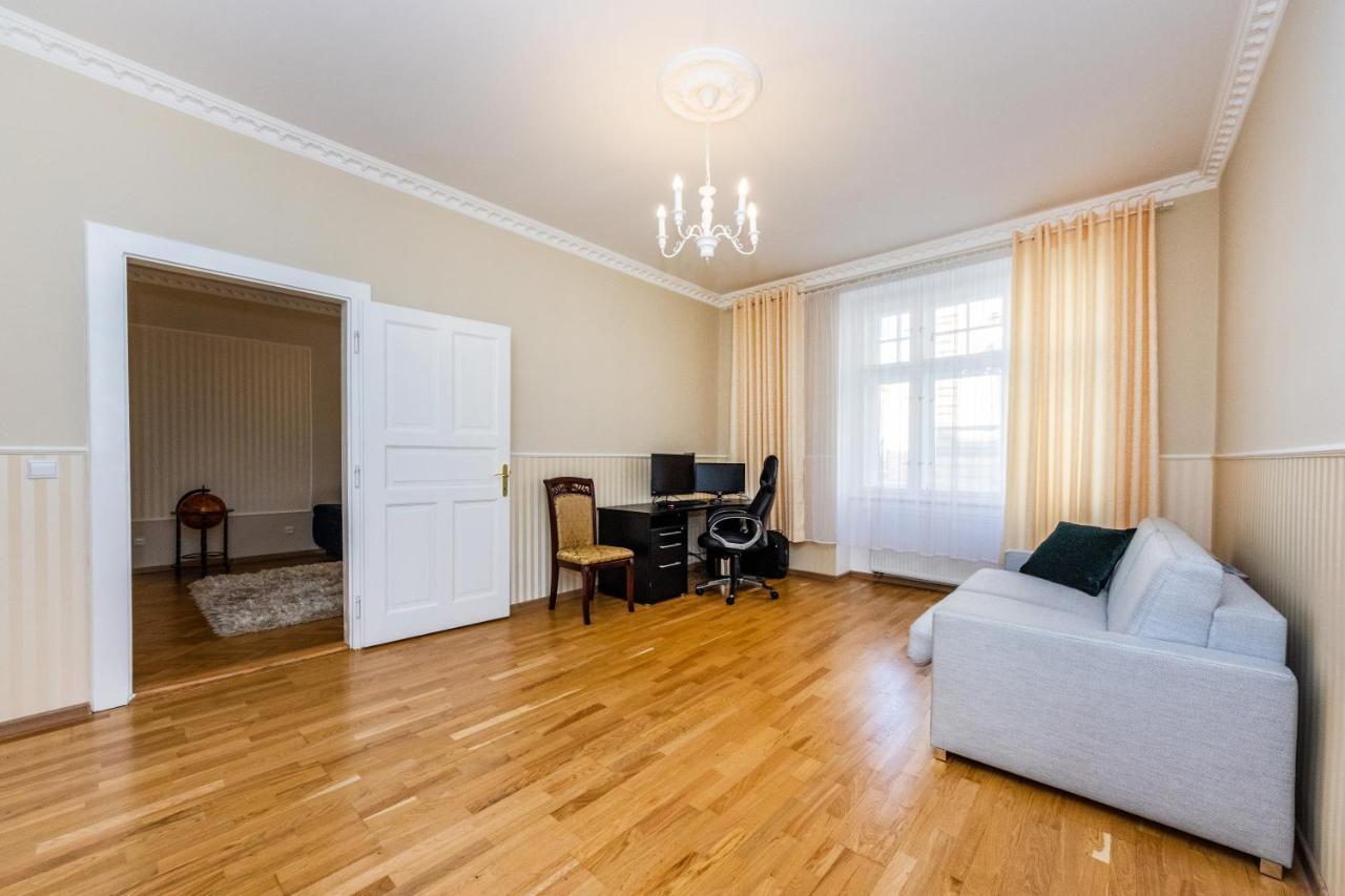Prostorny Tripokojovy Apartman U Nabrezi Vltavy Apartment Prague Luaran gambar