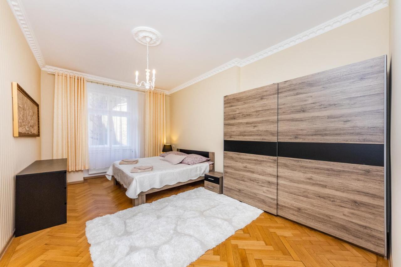 Prostorny Tripokojovy Apartman U Nabrezi Vltavy Apartment Prague Luaran gambar