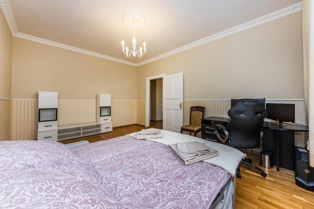Prostorny Tripokojovy Apartman U Nabrezi Vltavy Apartment Prague Luaran gambar