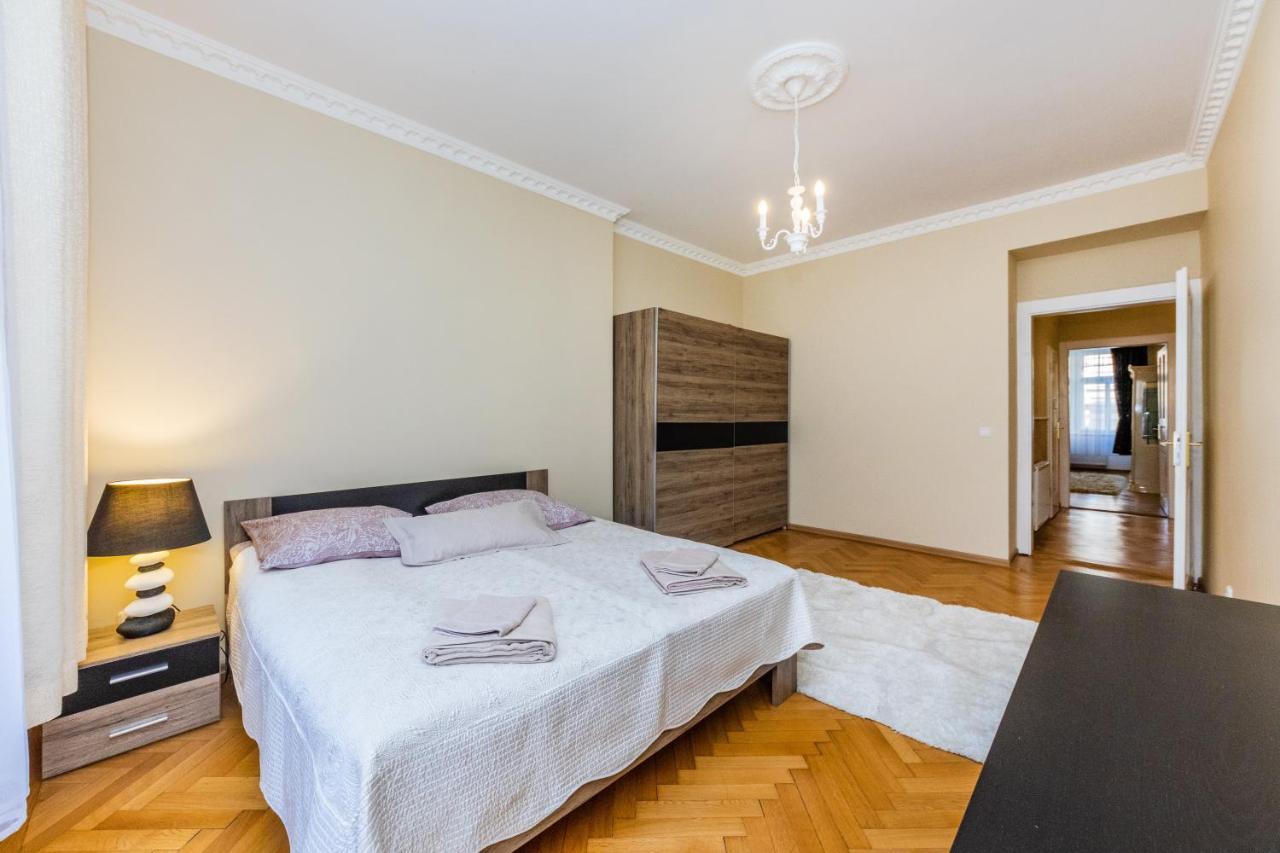 Prostorny Tripokojovy Apartman U Nabrezi Vltavy Apartment Prague Luaran gambar
