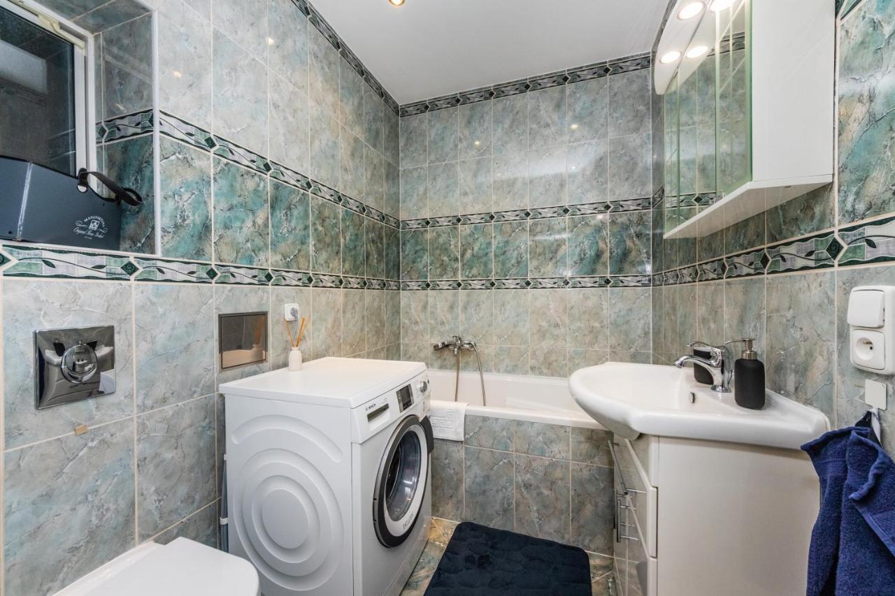 Prostorny Tripokojovy Apartman U Nabrezi Vltavy Apartment Prague Luaran gambar