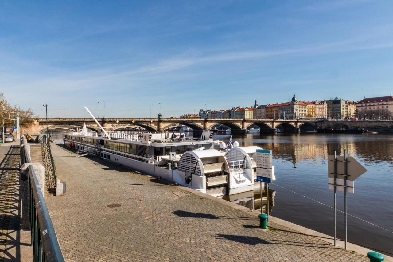 Prostorny Tripokojovy Apartman U Nabrezi Vltavy Apartment Prague Luaran gambar